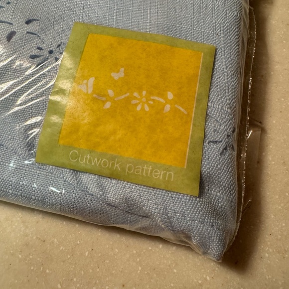 NWT Spring Blue Oval 60โ x 84โ Fabric Cutwork Pattern Table Cloth - Picture 3 of 5